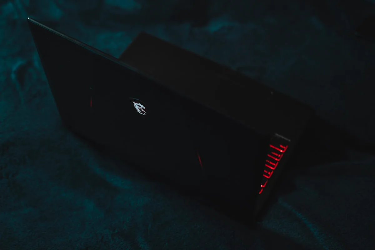 Como escolher um notebook gamer MSI Notebook gamer MSI com detalhe em vermelho