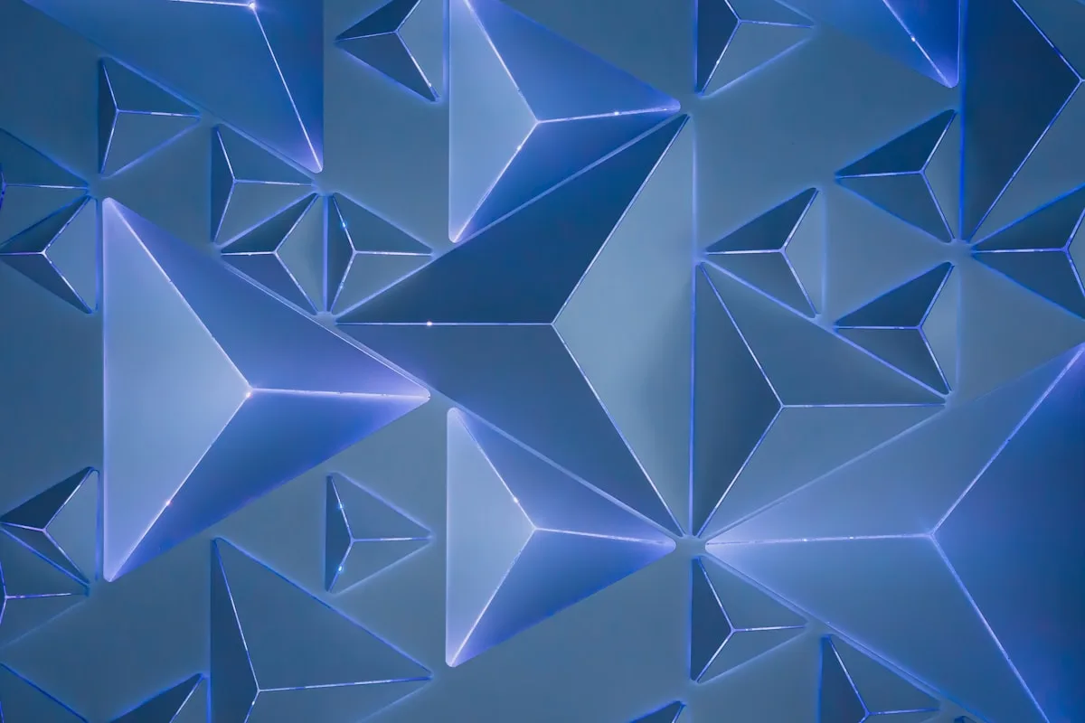 Painéis triangulares de luz azul formando mosaico geométrico na parede