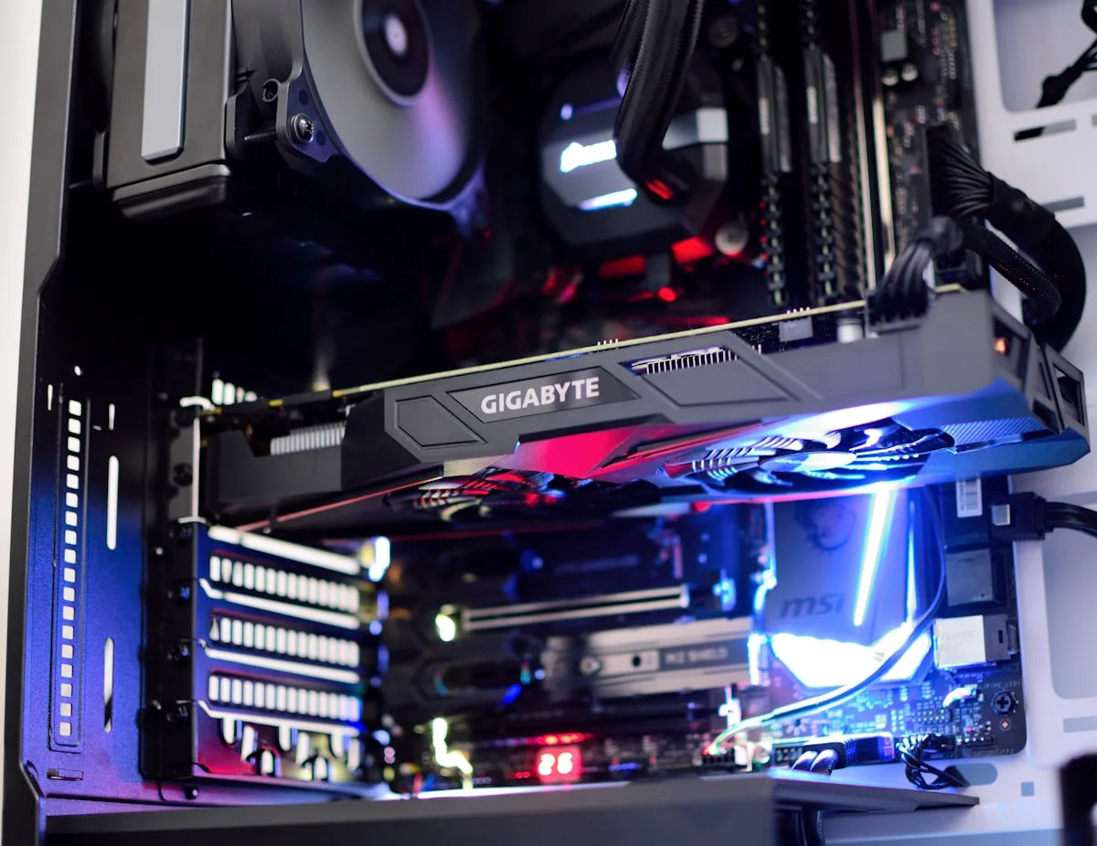 Melhor configuração PC gamer até R$2.000 em 2026 Setup de PC gamer completo com monitor, teclado e mouse em mesa de jogos