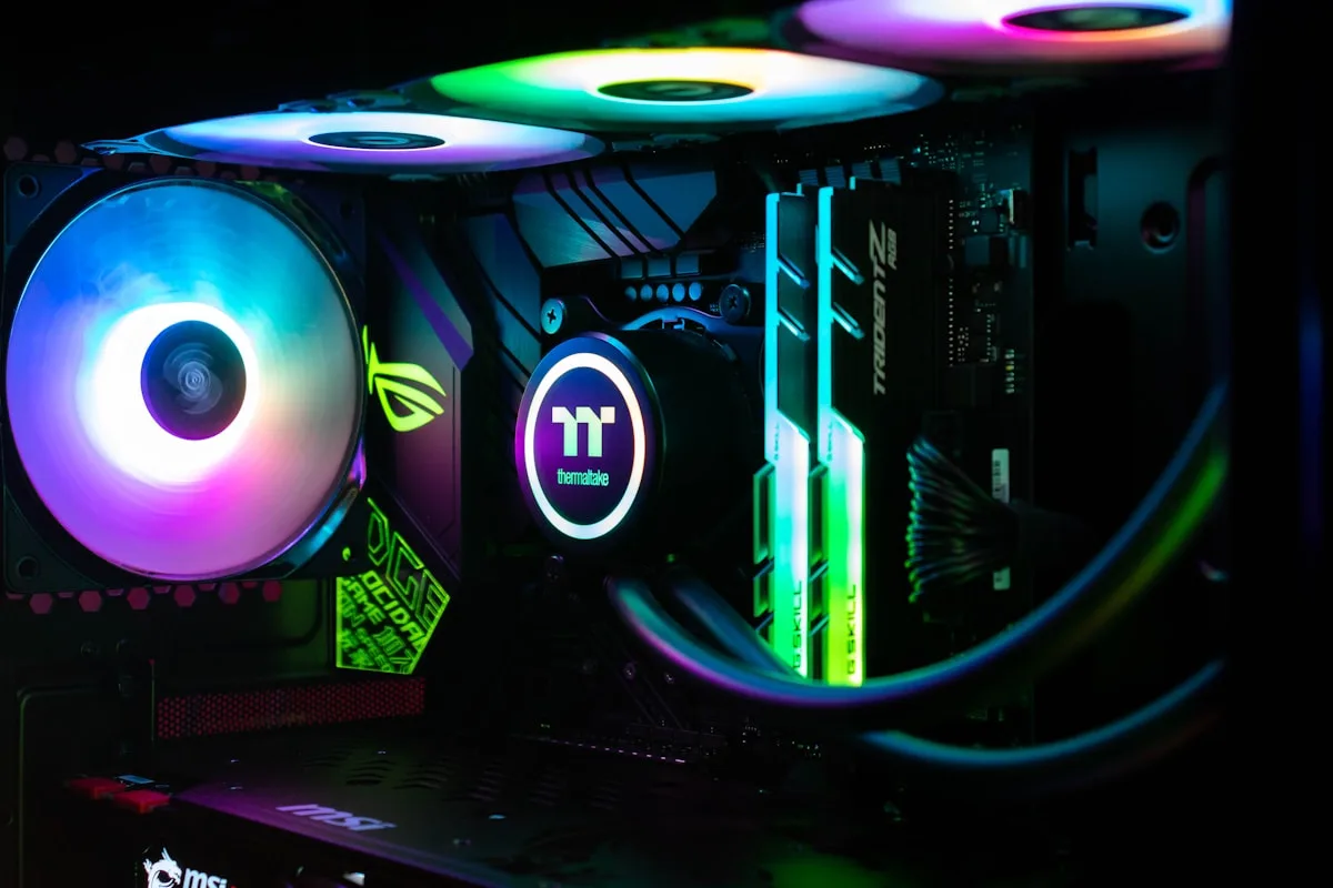 Dicas de montagem de PC gamer para não errar Mãos instalando módulo de memória RAM em placa-mãe durante montagem de PC gamer