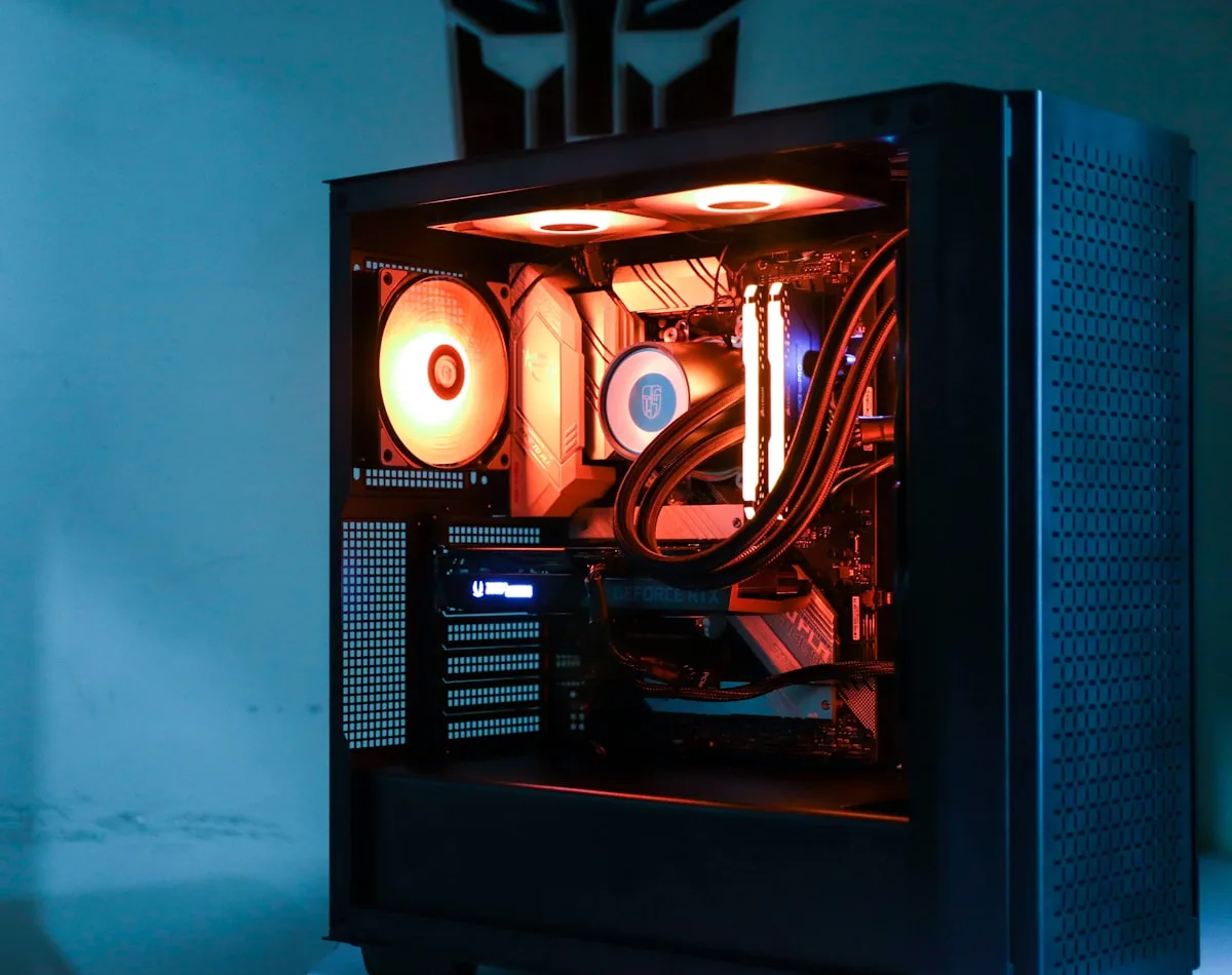 Melhores PCs Gamer até R$3.000 em 2026 Componentes de PC gamer dispostos em bancada: processador, placa de vídeo, memória RAM e SSD NVMe