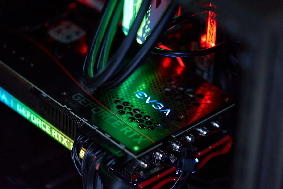 Como montar PC gamer passo a passo Montagem de PC gamer com processador sendo instalado na placa-mãe sobre bancada organizada
