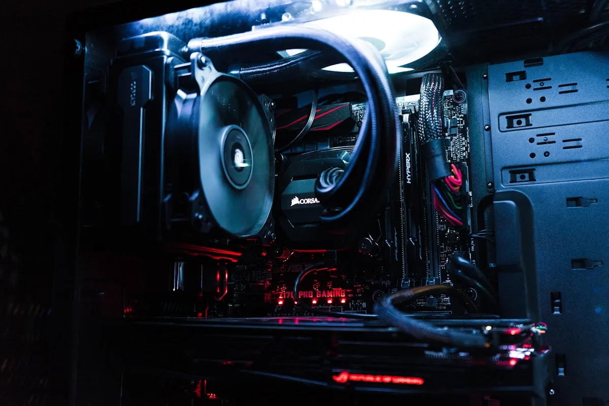 Setup PC Gamer até R$5.000 2026 Interior de PC gamer com placa de vídeo RTX instalada em gabinete com vidro temperado e iluminação RGB