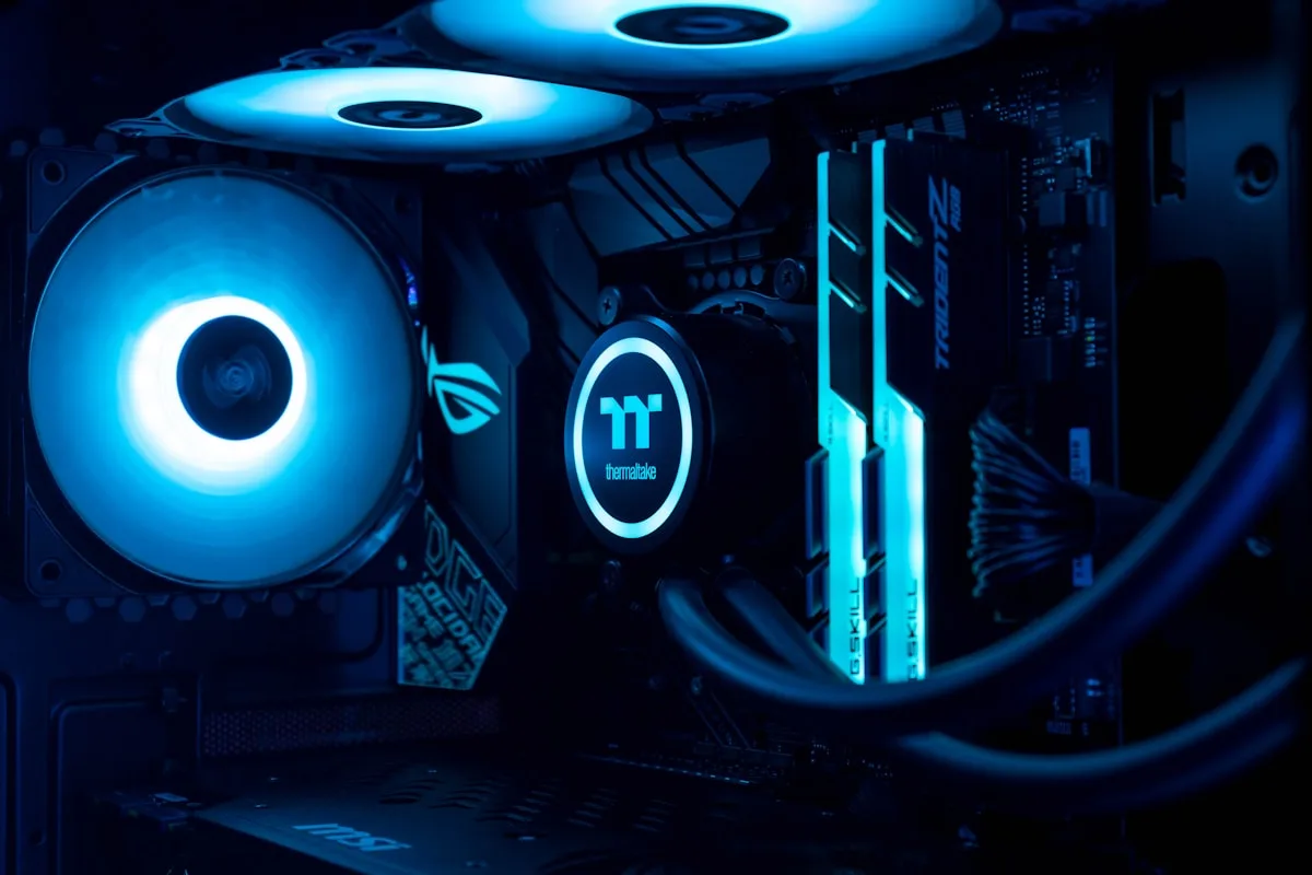 GPU RTX 4060 para PC gamer até R$5.000 Placa de vídeo RTX 4060 instalada em slot PCIe de placa-mãe com iluminação RGB no setup gamer