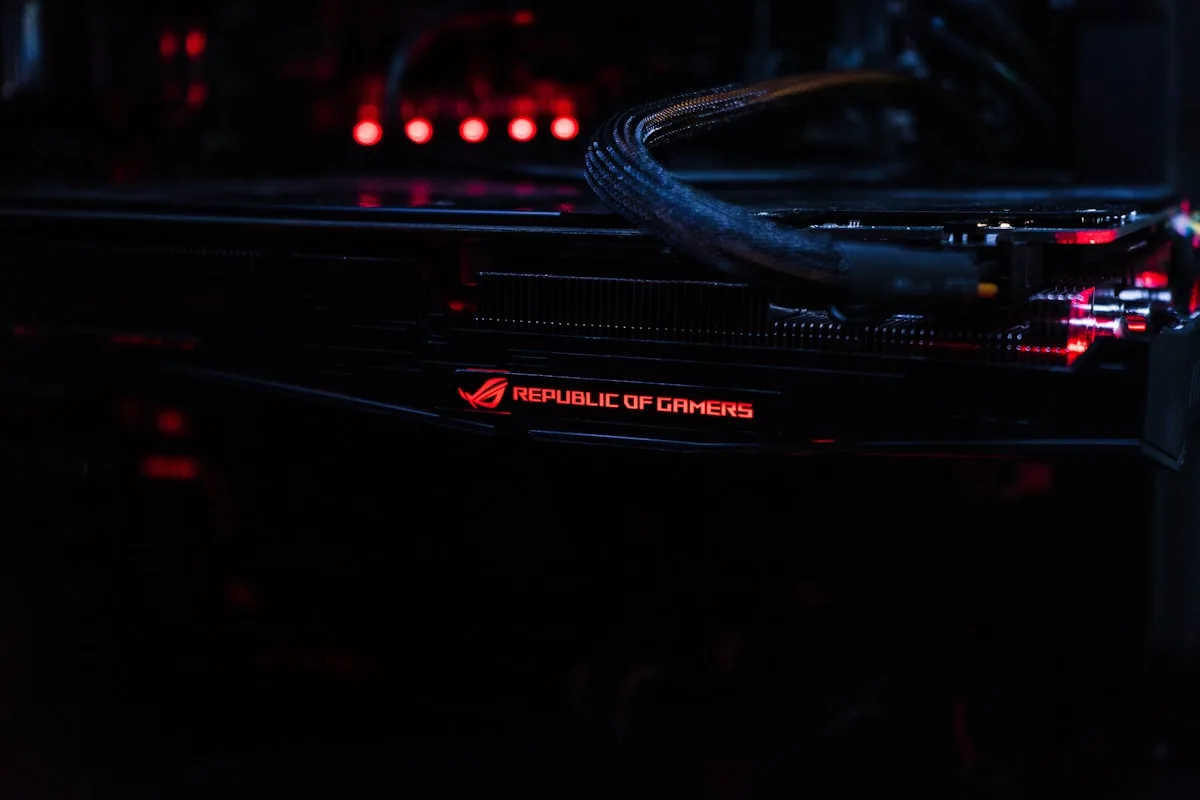 Melhores configurações de PC gamer até R$8.000 em 2026 Componentes de PC gamer de alto desempenho dispostos sobre mesa — GPU, CPU, SSD e placa-mãe