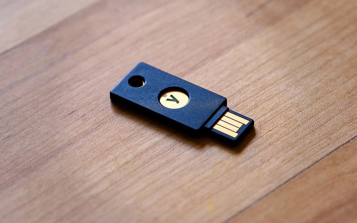 Comparativo de pendrives USB 3.2 lado a lado mostrando conectores USB-A e USB-C