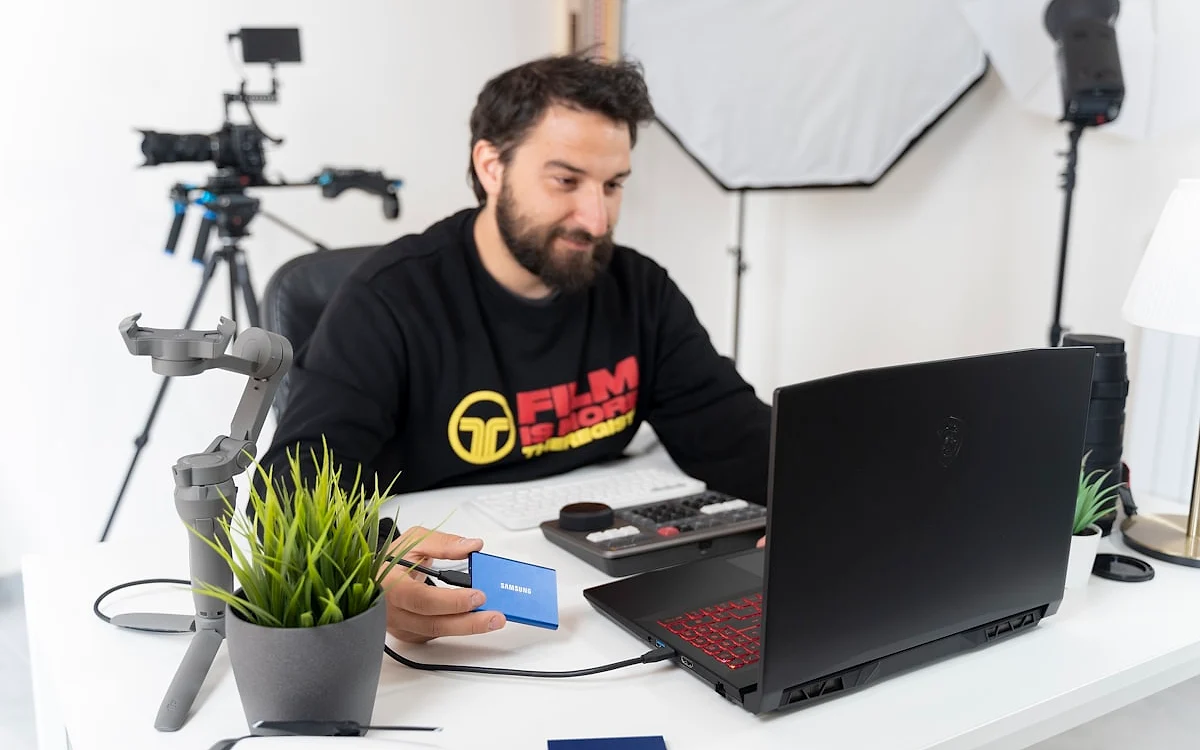 Placa de captura no setup de streamer: quando é necessária Streamer com notebook e setup de captura conectando console ao PC para live no OBS Studio