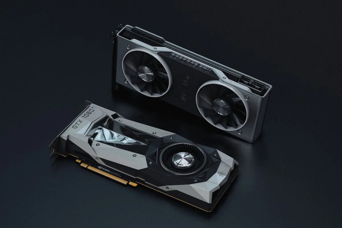 Ranking placas de vídeo custo-benefício 2026 Placa de vídeo GPU instalada em slot PCIe de placa-mãe de PC gamer em montagem