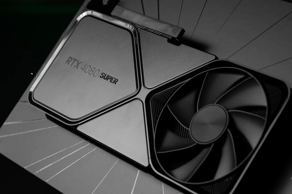 Metodologia de seleção das melhores GPUs custo-benefício 2026 Benchmark de placas de vídeo em monitor exibindo FPS em jogo AAA em resolução 1440p