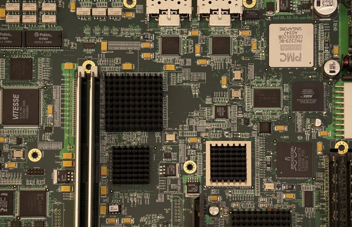 Melhores placas-mãe para jogos 2026 — AM4, AM5 e LGA 1700 Placa-mãe gamer com chipset B550 em build de PC com processador AMD Ryzen e dissipadores de VRM iluminados