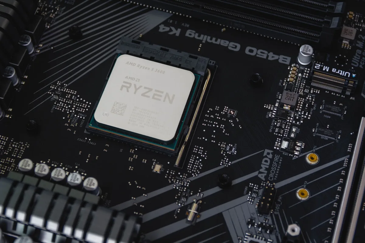 Benefícios de um bom processador para jogos Benchmarks de FPS em jogos comparando processadores AMD e Intel com diferentes quantidades de cache L3 e núcleos