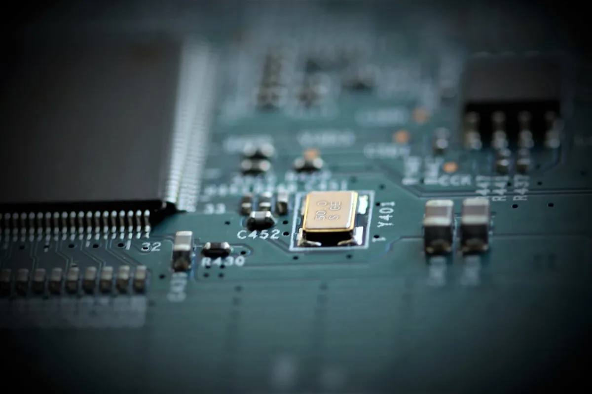 Compatibilidade CPU e placa-mãe — soquetes AM4, AM5 e LGA1700 Diagrama de compatibilidade entre soquetes AM4 AM5 e LGA1700 com exemplos de processadores e placas-mãe correspondentes