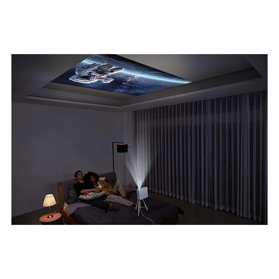 LG CineBeam HU70LA projetando cena espacial no teto de quarto com casal assistindo