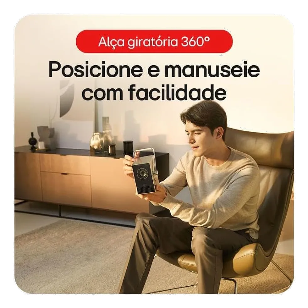Usuário ajustando manualmente projetor LG CineBeam Q compacto com alça giratória em sala de estar