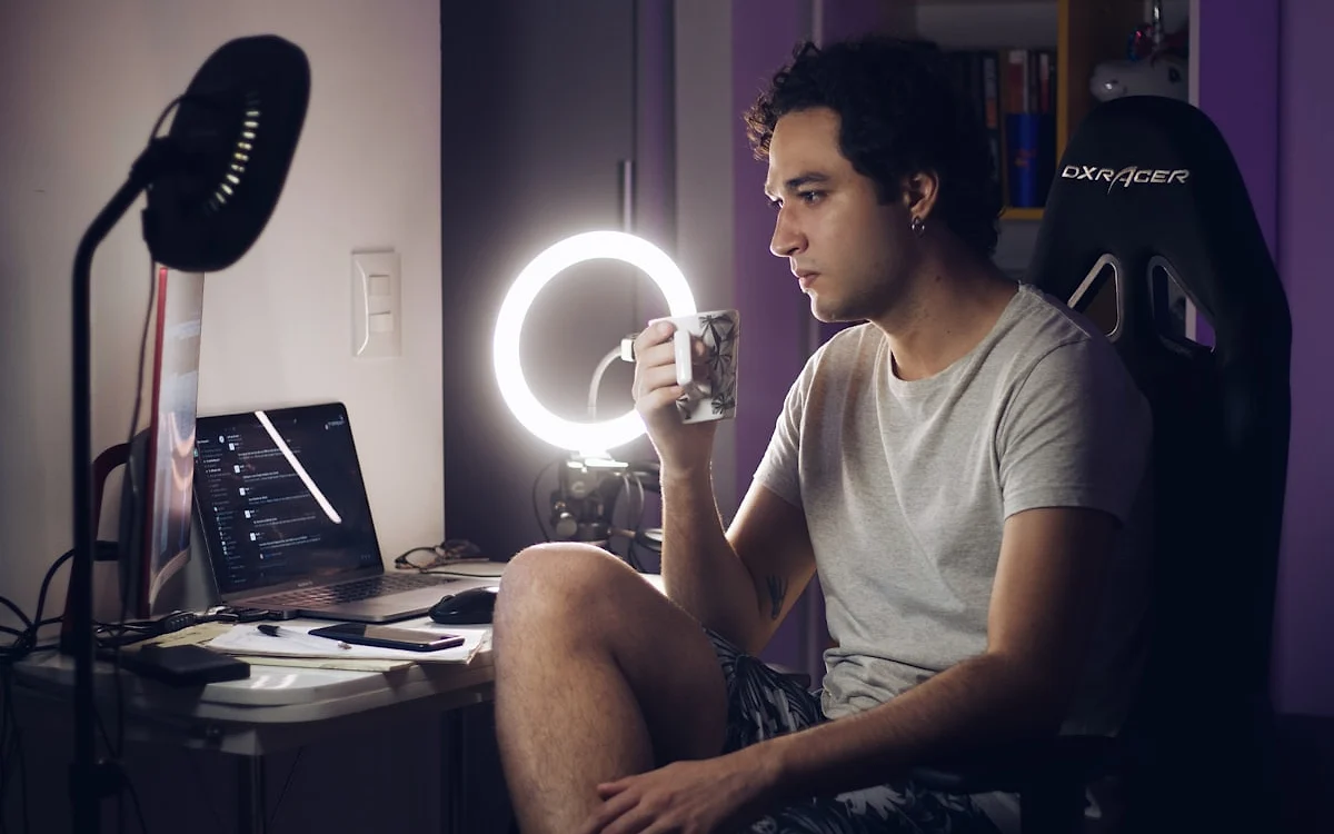 Comparativo de iluminação ring light e softbox em setup de live com câmera e microfone