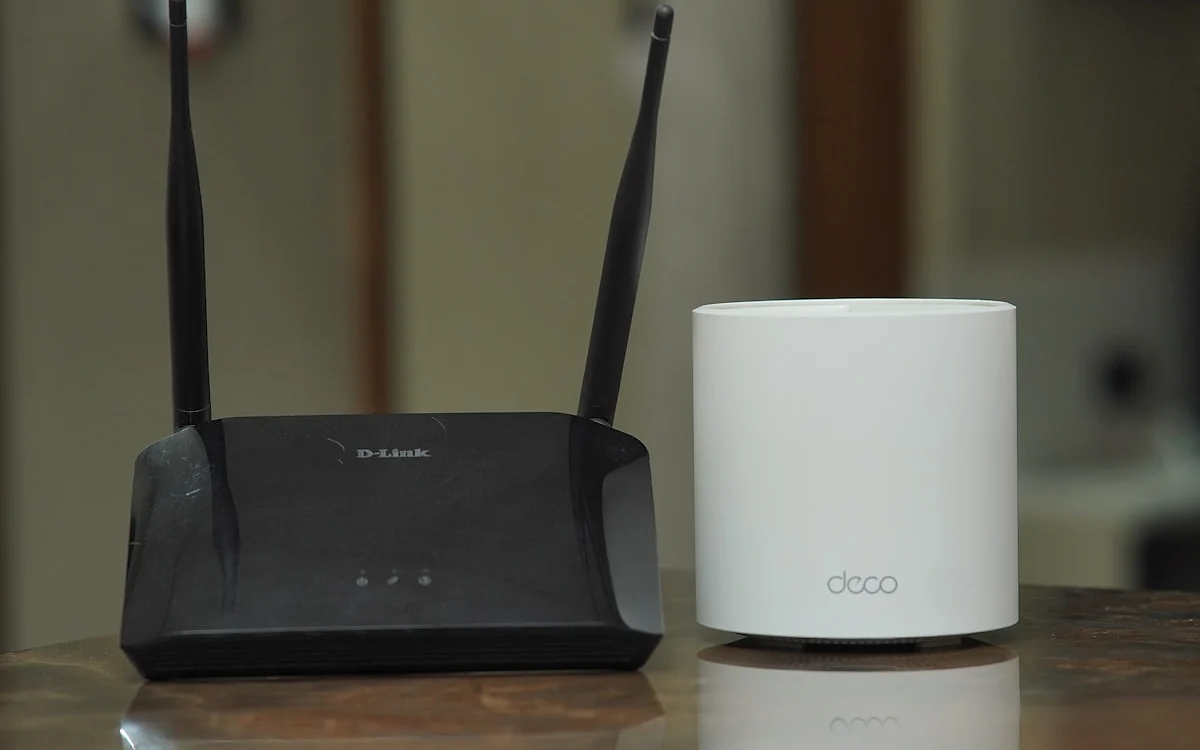 Roteadores gamer custo-benefício comparados em 2026 Roteador Wi-Fi 6 com portas Ethernet visíveis na parte traseira