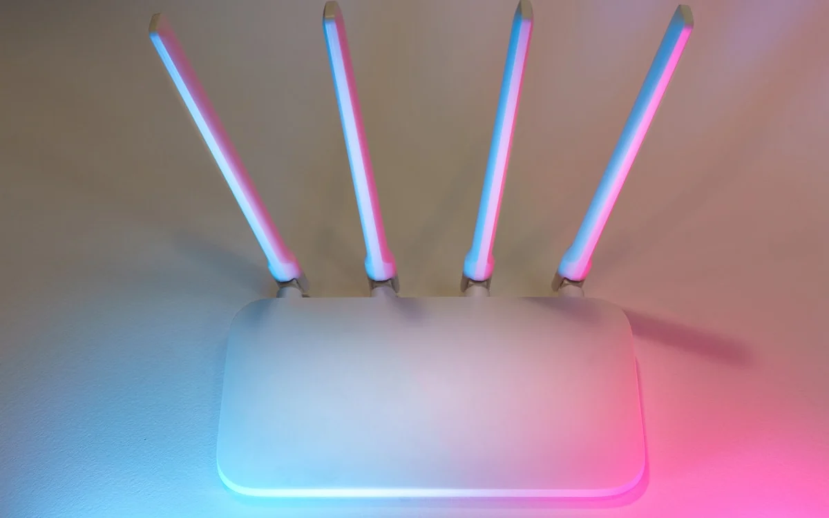 Ranking dos melhores roteadores Wi-Fi 6 em 2026 Roteador Wi-Fi 6 com luzes de status acesas indicando dispositivos conectados