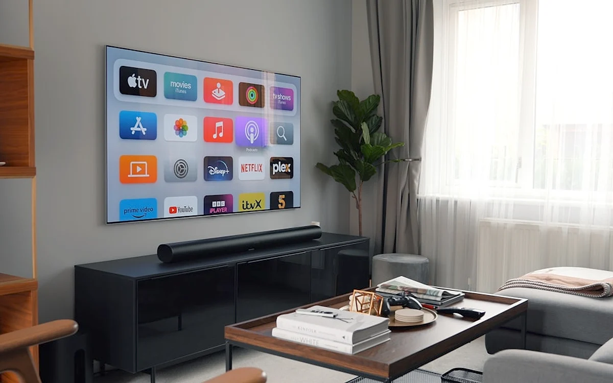 Como escolher soundbar — conectividade HDMI ARC e óptica Detalhe de conectividade traseira de soundbar mostrando entrada HDMI ARC e óptica Toslink
