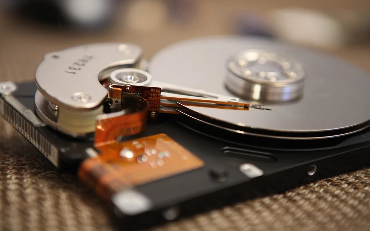 Como instalar SSD no PS5 — slot M.2 NVMe PCIe 4.0 Slot de expansão M.2 aberto do PS5 com SSD NVMe PCIe 4.0 sendo posicionado para instalação