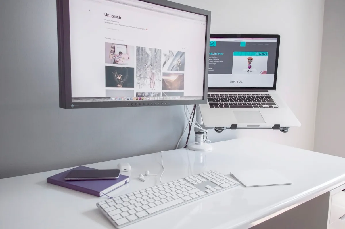 Braço articulado de monitor fixado por grampo na borda fina de uma mesa de escritório