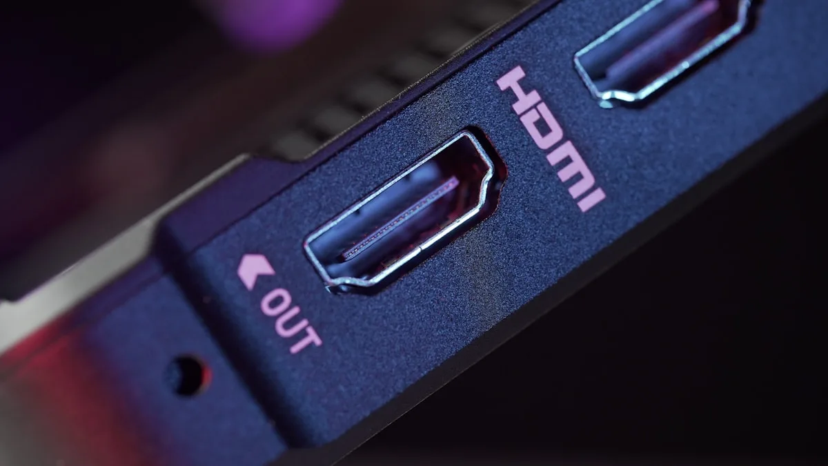 Porta de saída HDMI em close-up num switch com múltiplas entradas ao fundo