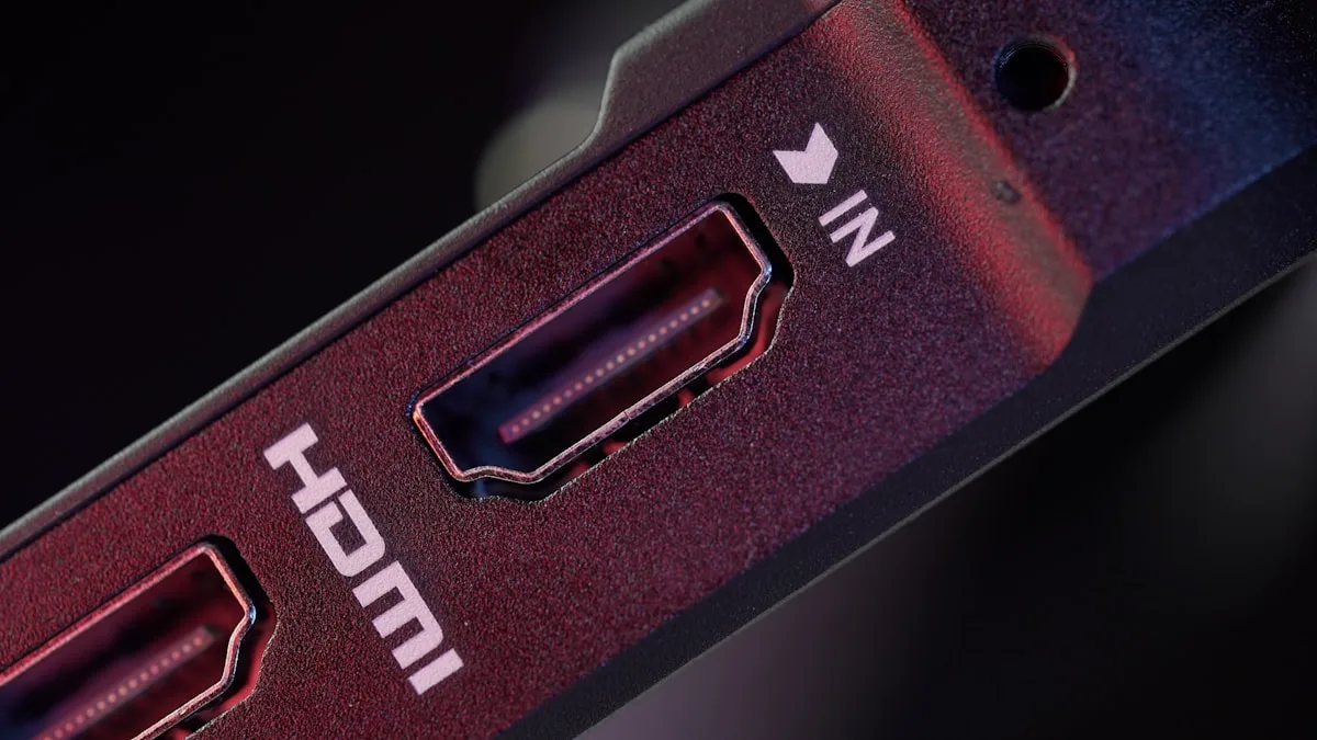 Porta de entrada HDMI iluminada em vermelho vista de perto num switch multientrada