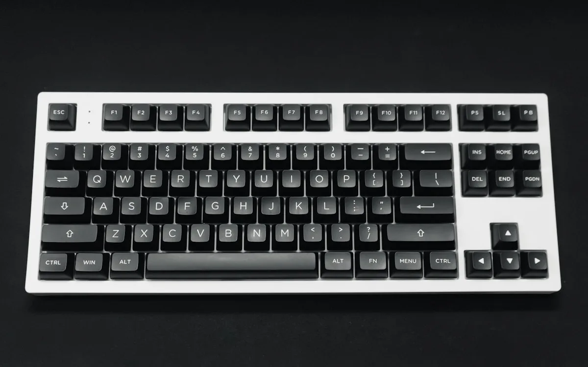 Teclado mecânico premium de alumínio com RGB por tecla visto de cima em setup