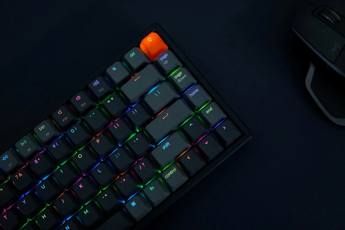 Teclado mecânico Logitech G de baixo perfil com keycaps PBT visto de cima