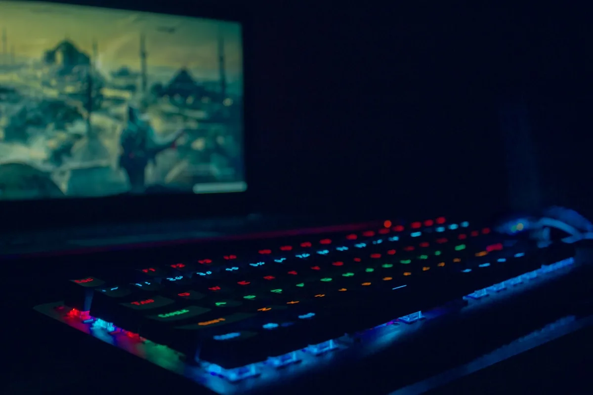 Teclado mecânico Razer 60% com RGB Chroma visto de cima em mesa de setup