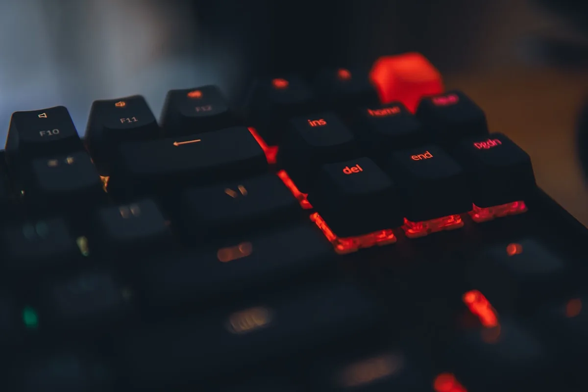 Teclado mecânico Redragon TKL com RGB visto de cima em mesa de setup