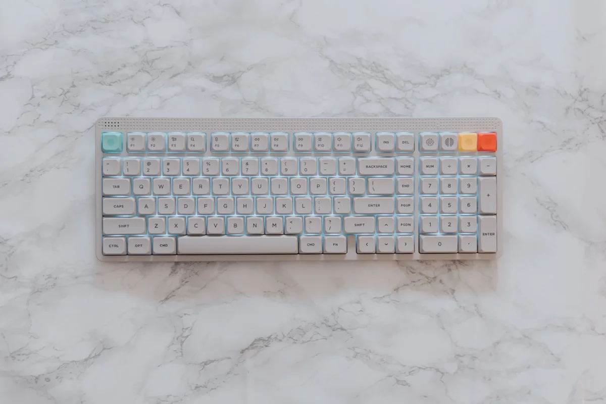 Teclado mecânico sem fio de baixo perfil visto de cima em mesa sem cabos