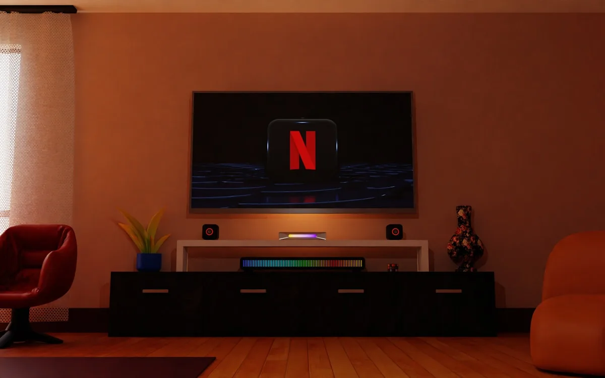 Setup gamer com TV OLED em sala escura exibindo jogo com contraste extremo e preto absoluto