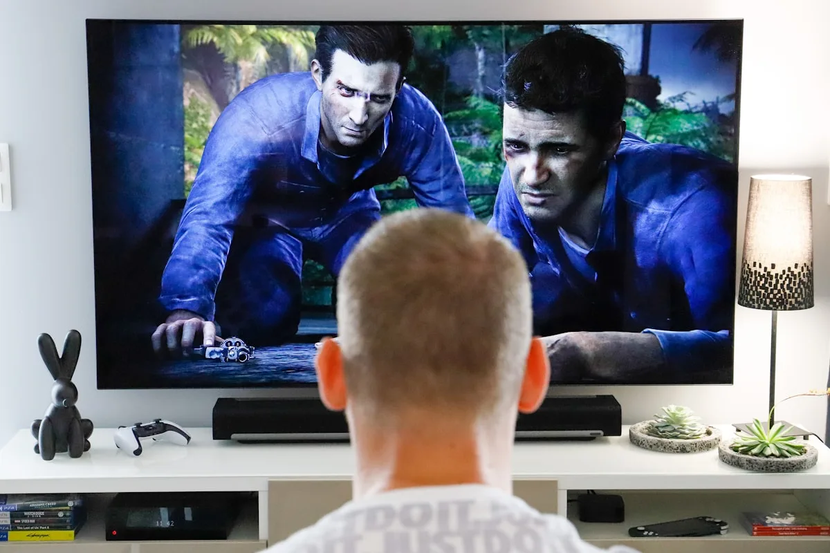 HDMI 2.1 libera 4K 120Hz, VRR e ALLM — os pilares da TV gamer Cabo HDMI 2.1 Ultra High Speed conectado a TV 4K e PS5 para 120fps sem travamentos