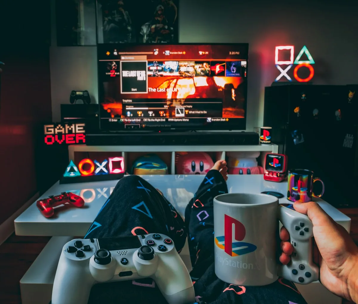 Jogo PS5 em TV 4K com VRR ativo exibindo imagem fluida a 120fps sem screen tearing