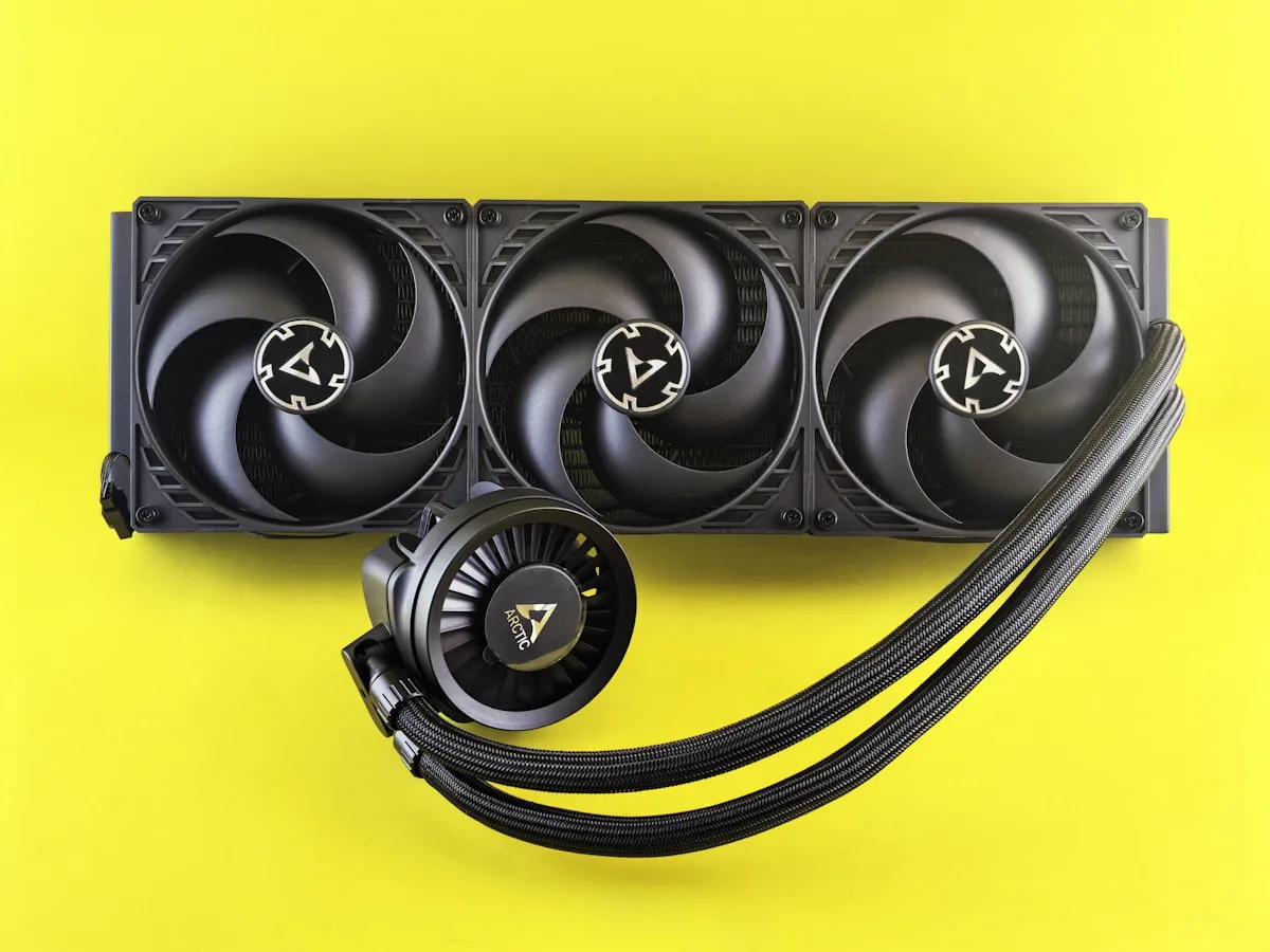 Water cooler AIO de 240 mm com radiador e duas ventoinhas RGB instalados dentro de um gabinete gamer