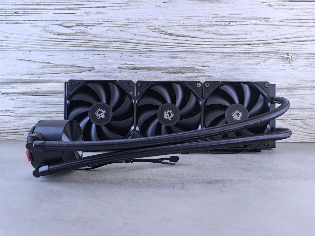 Radiador de water cooler AIO com mangueiras e ventoinhas montado dentro de um gabinete gamer