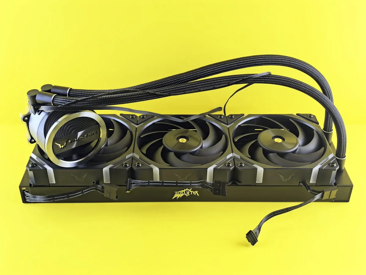 Water cooler AIO de 360 mm com tela LCD no waterblock e três ventoinhas RGB instalado num gabinete gamer