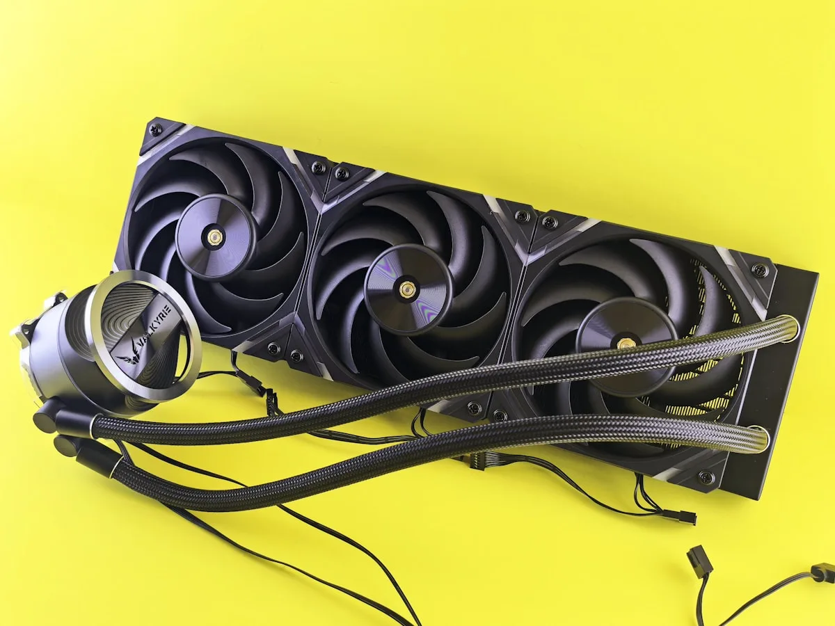 Radiador de 360 mm de water cooler AIO com três ventoinhas RGB montado no topo de um gabinete gamer