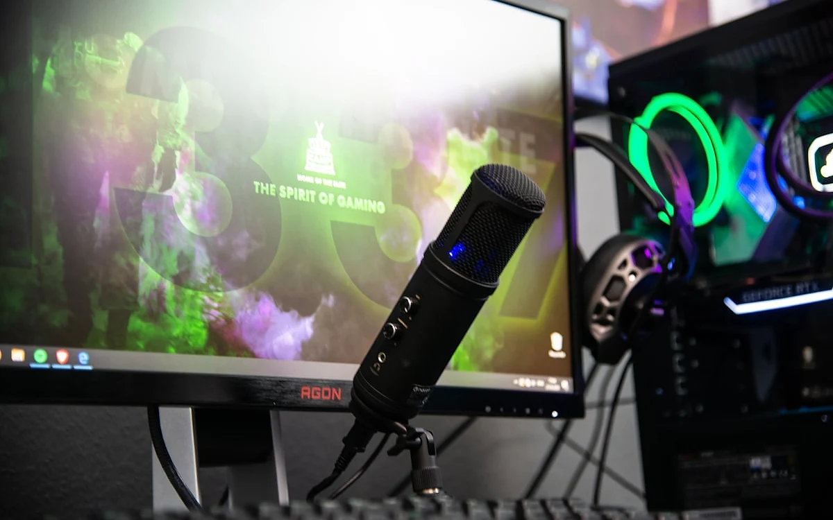 Comparação visual entre webcam USB e câmera mirrorless posicionadas em setup de streamer