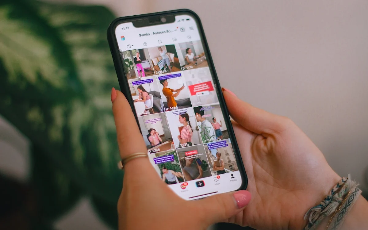 Como escolher webcam para TikTok e lives em 2026 Criador de conteúdo gravando TikTok com webcam e ring light de mesa em setup doméstico