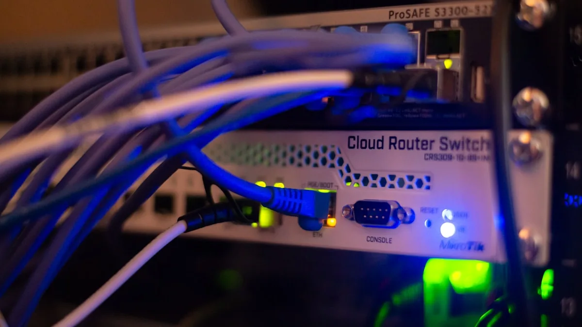 Cabos de rede ethernet conectados em switch e roteador