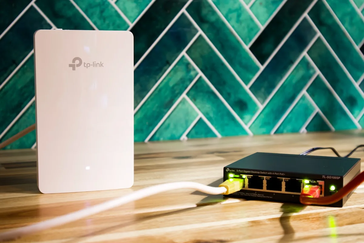 Roteador Wi-Fi e switch de rede em ambiente home office