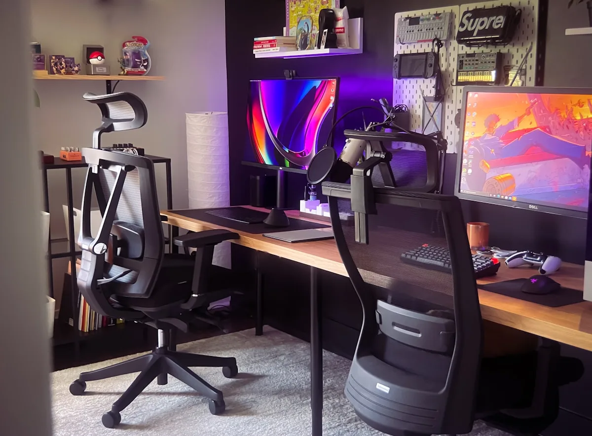 Detalhe do apoio lombar integrado e braço 4D de cadeira gamer ergonômica em uso