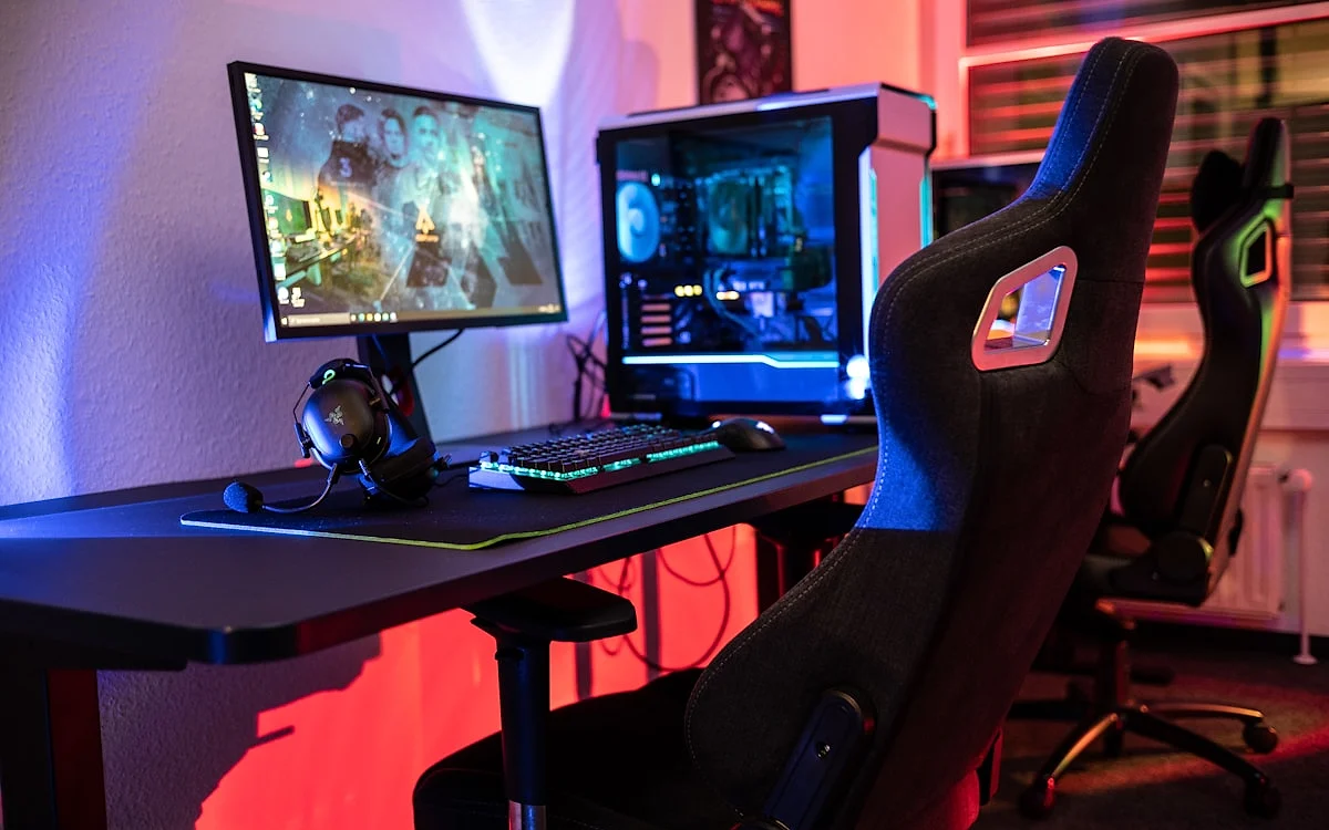 Guia de marcas de mesa gamer 2026 Mesa gamer ergonomica com altura regulavel em setup duplo monitor e cadeira gamer