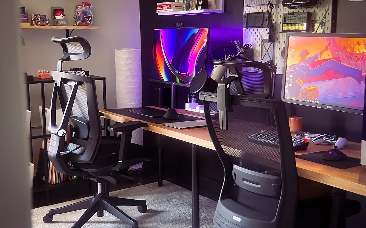 Como escolher a marca de mesa gamer certa em 2026 Setup gamer com mesa larga, três monitores, cadeira ergonomica e iluminacao ambiente