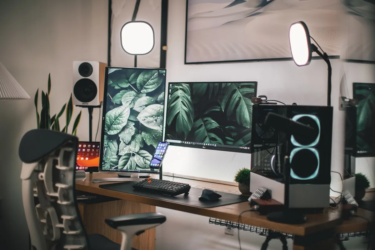 Tela de monitor gamer 27 polegadas em close mostrando jogo em alta resolução sobre a mesa