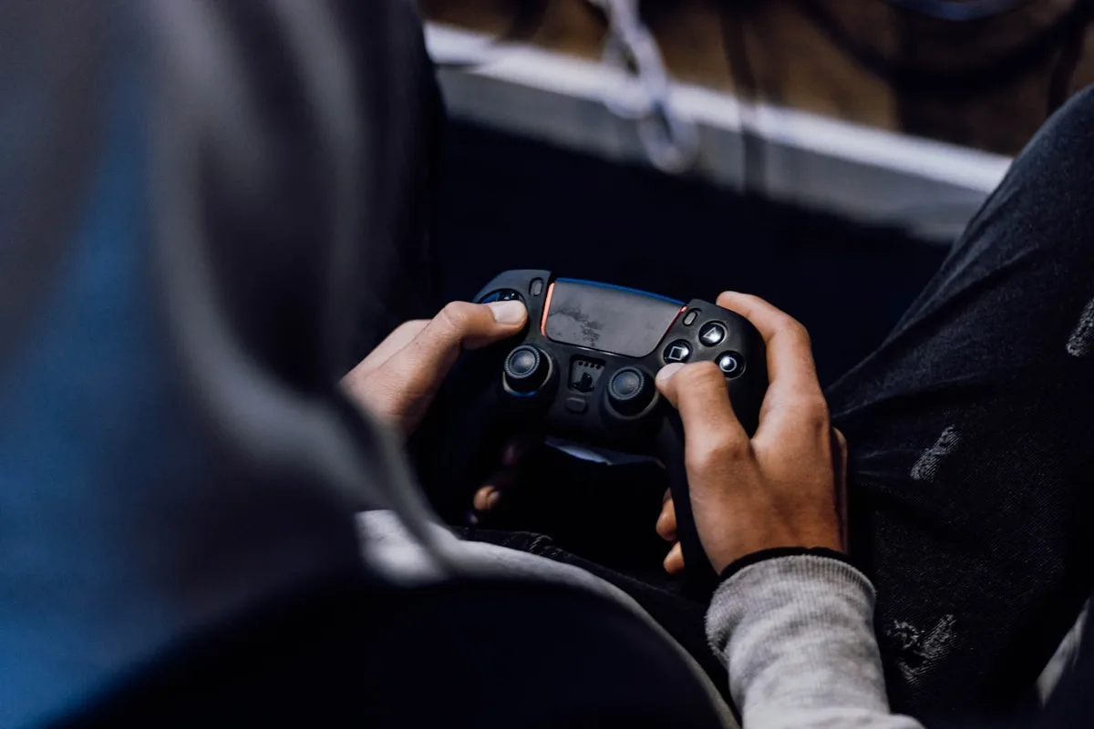 Controle de videogame sendo segurado em close-up