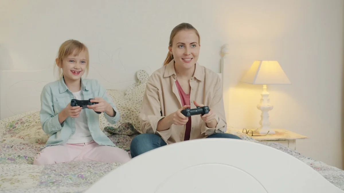 Mãe e filha jogando videogame juntas no sofá da sala