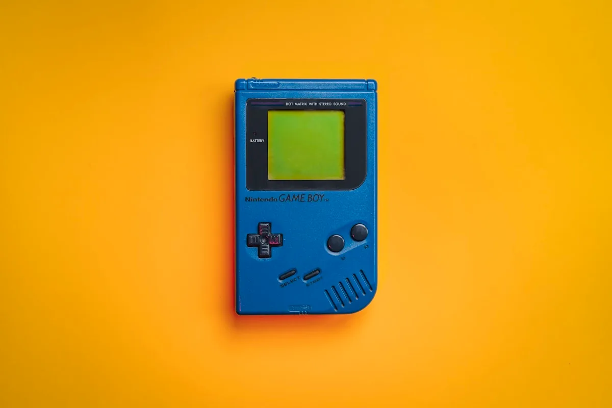 Game Boy Color azul portátil retro em ambiente claro