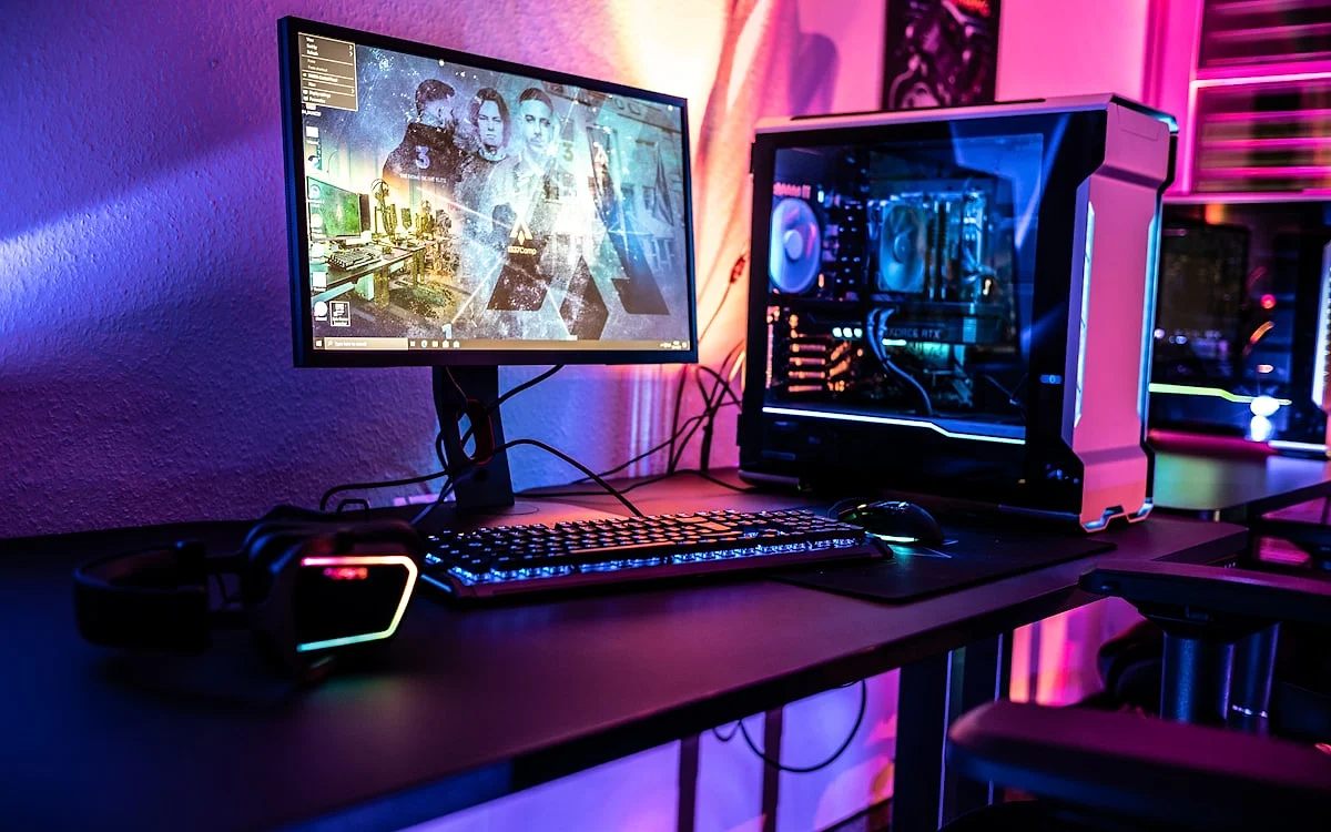 Bias lighting reduz cansaço visual em sessions longas de gaming Comparação de setup com e sem bias lighting — monitor em quarto escuro vs com LED RGB atrás do monitor